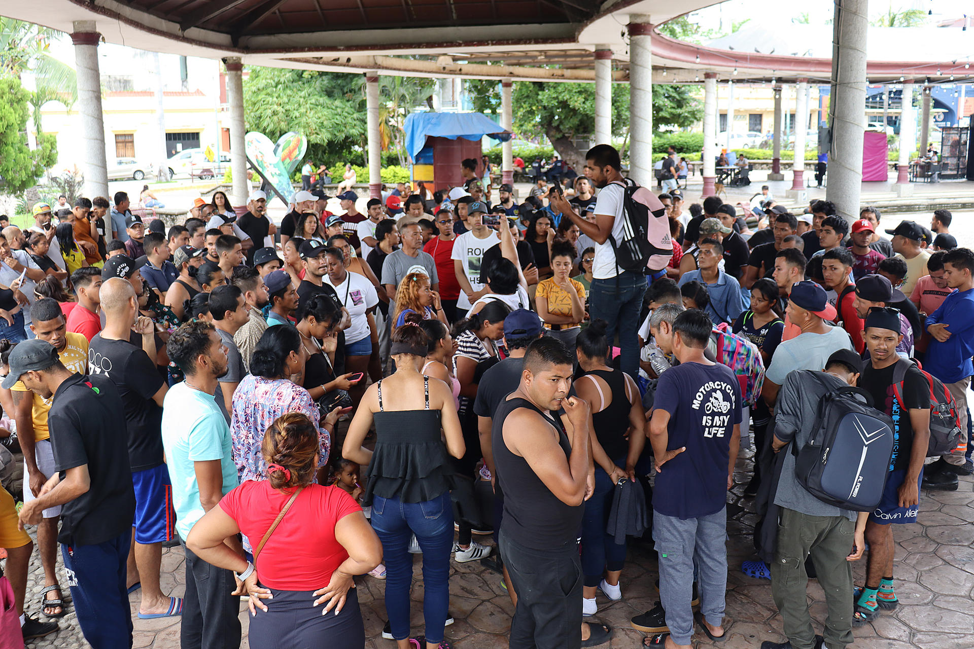 Migrantes permanecen en una plaza pública este martes, en el municipio de Tapachula en el estado de Chiapas (México). EFE/ Juan Manuel Blanco
