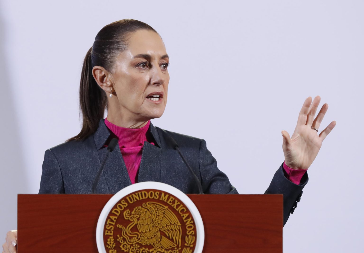 La presidenta de México, Claudia Sheinbaum, participa durante una rueda de prensa este viernes, en Palacio Nacional en Ciudad de México (México). EFE/ Mario Guzmán