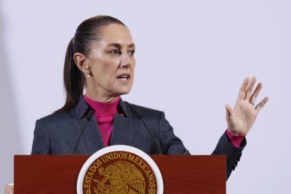 La presidenta de México, Claudia Sheinbaum, participa durante una rueda de prensa este viernes, en Palacio Nacional en Ciudad de México (México). EFE/ Mario Guzmán