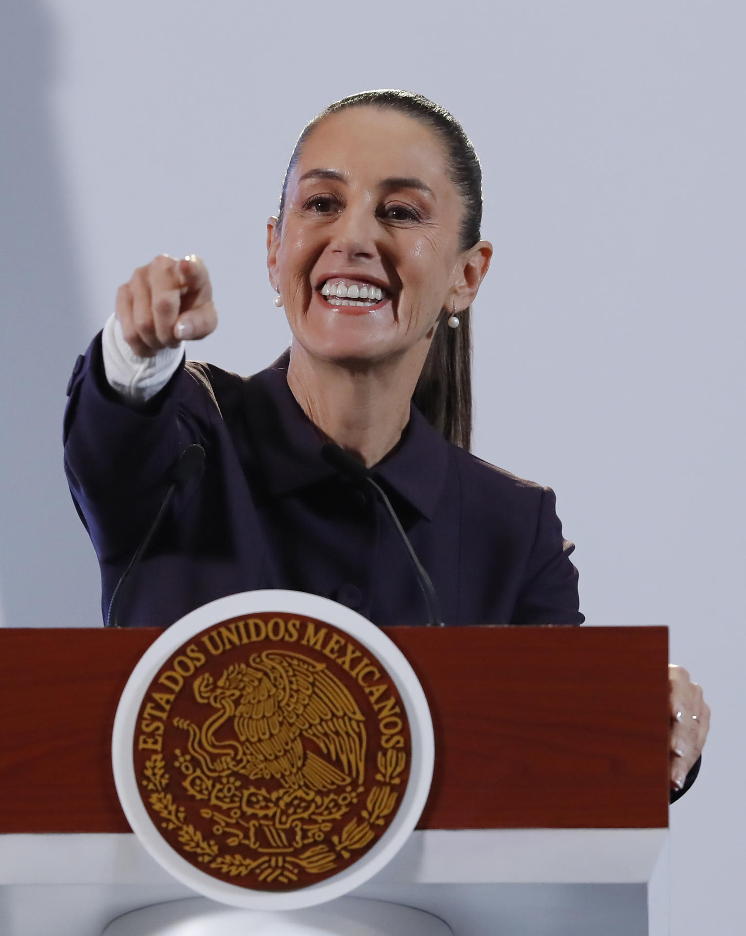 La presidenta de México, Claudia Sheinbaum, habla durante su conferencia de prensa este jueves en Palacio Nacional de la Ciudad de México (México). EFE/ Mario Guzmán