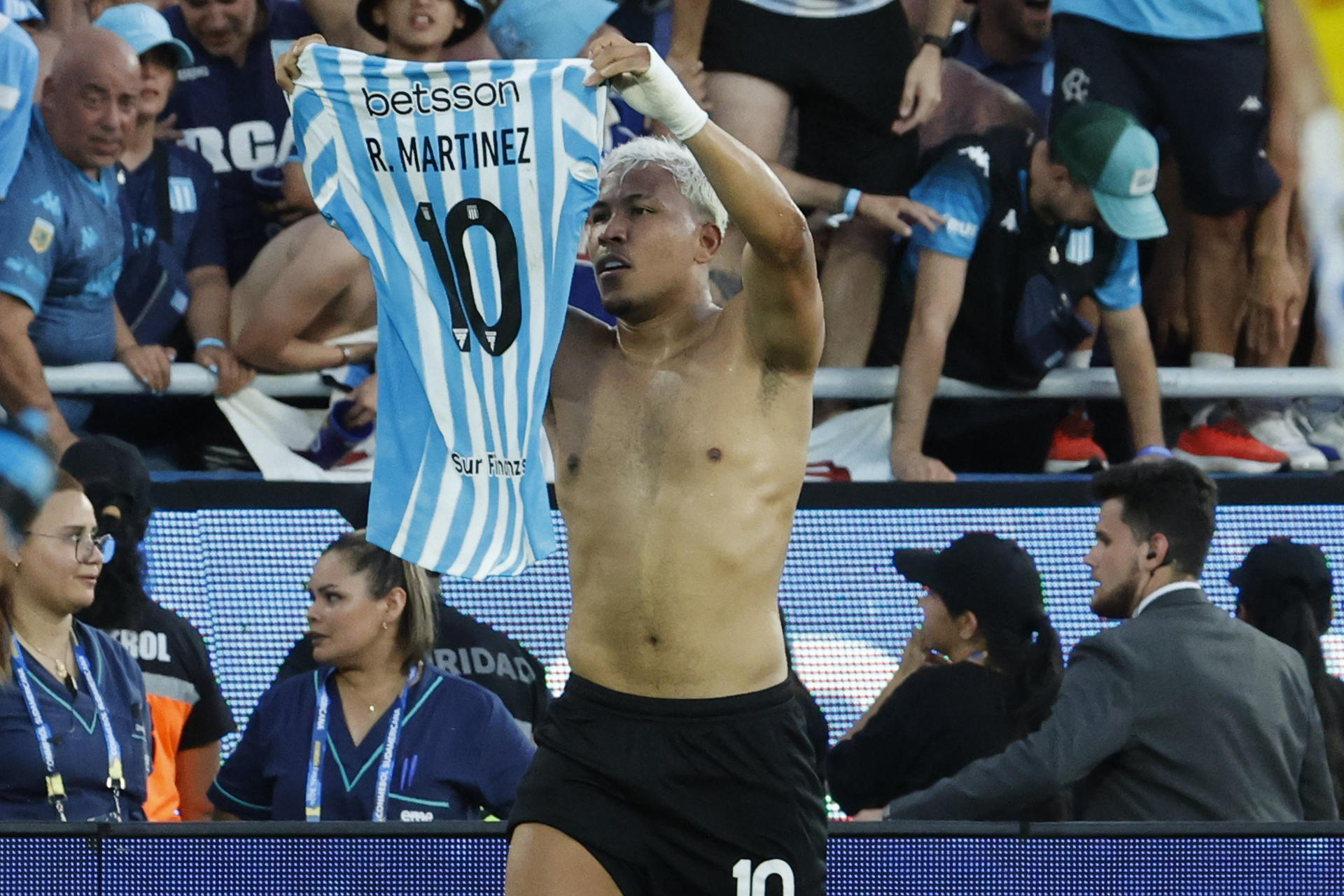 Roger Martínez exhibe su camiseta, la número diez, al marcar el tercer gol que bajó el telón de la final de la Copa Sudamericana contra Cruzeiro (3-1) en el estadio General Pablo Rojas, de Asunción. EFE/ Mauricio Dueñas Castañeda
