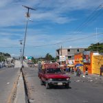 Un automóvil transita por una calle vacía en Puerto Príncipe (Haití). EFE / Johnson Sabin