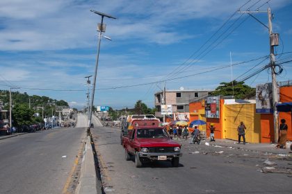 Un automóvil transita por una calle vacía en Puerto Príncipe (Haití). EFE / Johnson Sabin