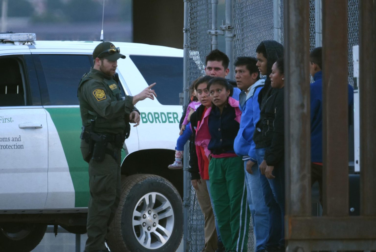 Un agente de la patrulla fronteriza estadounidense habla a un grupo de jóvenes migrantes centroamericanos tras ser detenidos en los margenes del Rio Bravo, en la fronteriza Ciudad Juárez (México). Archivo. EFE/Rey R. Jauregui