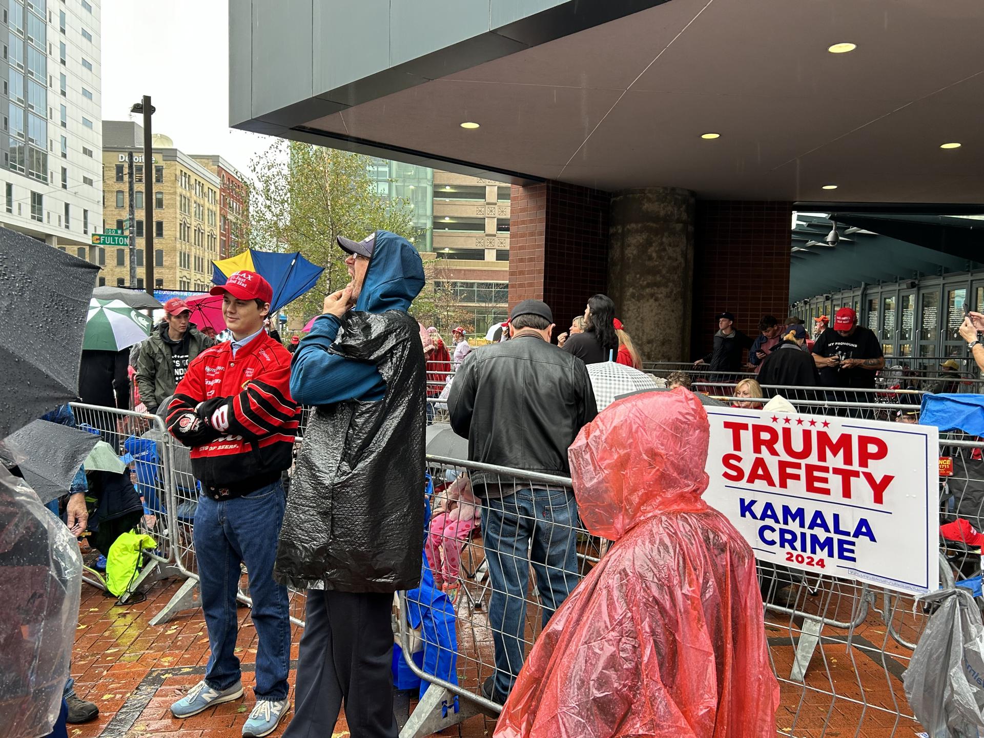 Personas esperan la llegada del líder del "Movimiento MAGA (Make America Great Again)", este lunes en Grand Rapids, Michigan (Estados Unidos). EFE/ Paula Escalada Medrano
