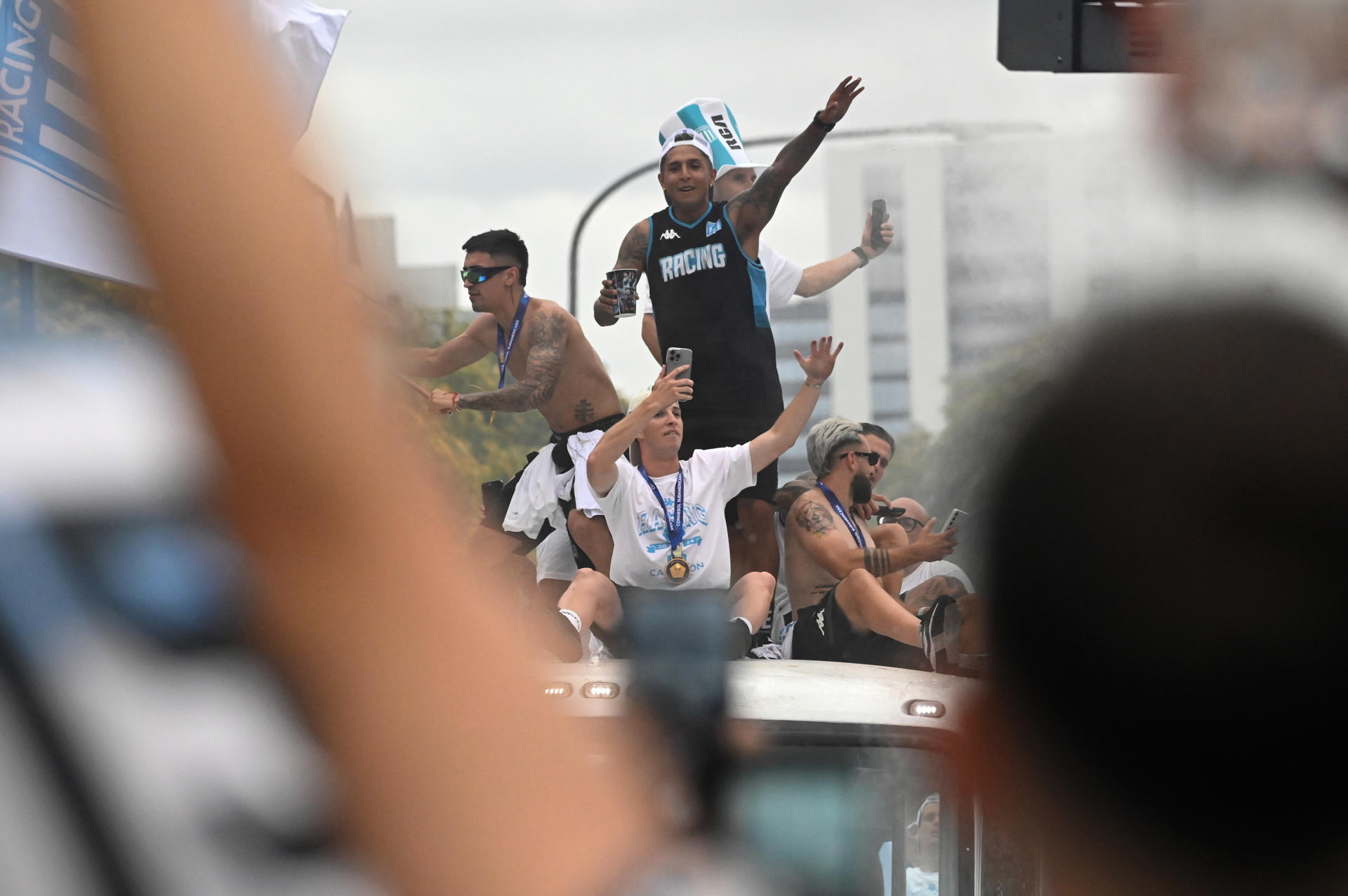 Jugadores e integrantes del plantel de Racing festejan el título con los aficionados en Buenos Aires (Argentina). EFE/STR
