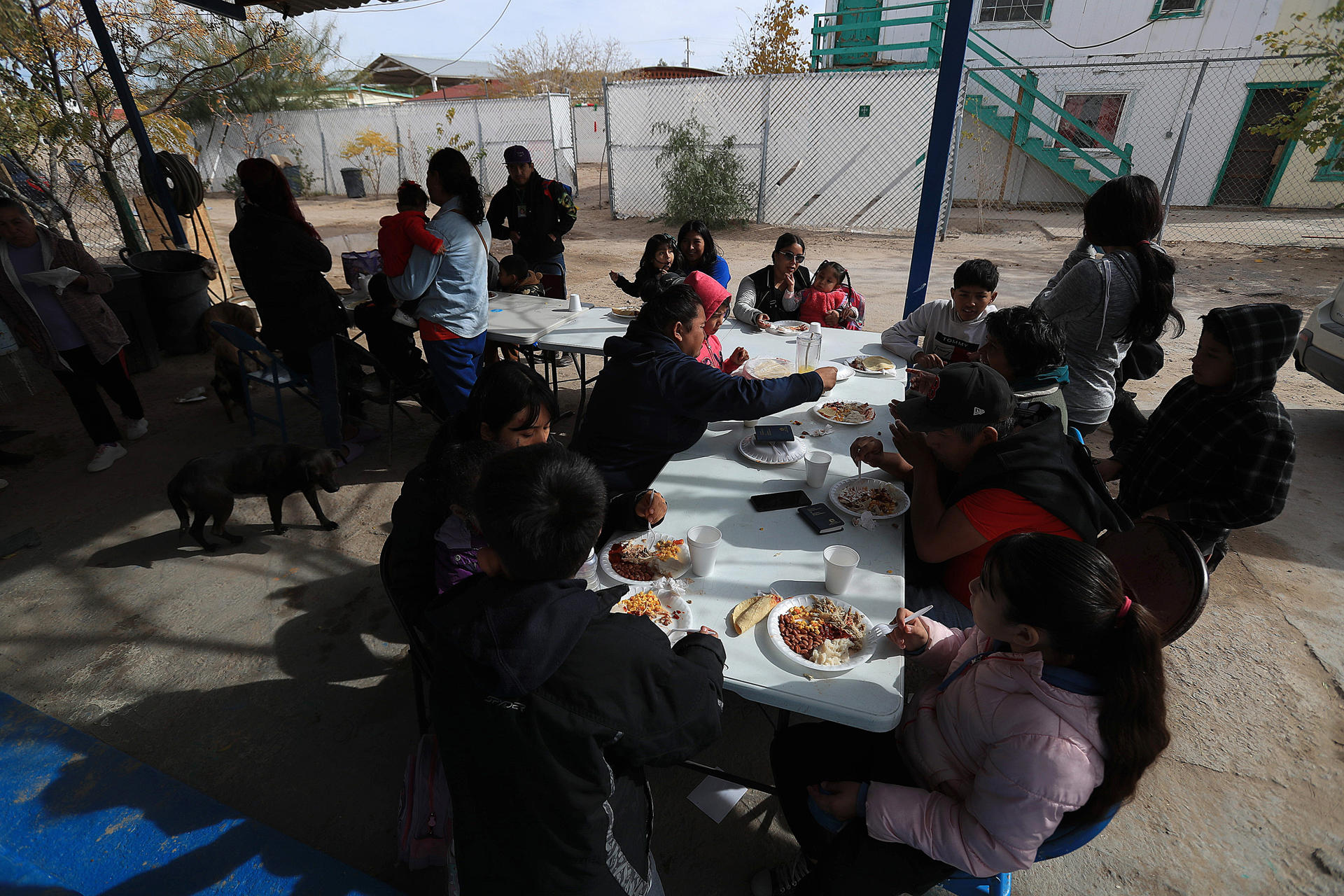 Migrantes reciben alimentos en el albergue 'Pan de Vida' con motivo del 'Día de Acción de Gracias', este jueves en Ciudad Juárez, estado de Chihuahua (México). EFE/ Luis Torres
