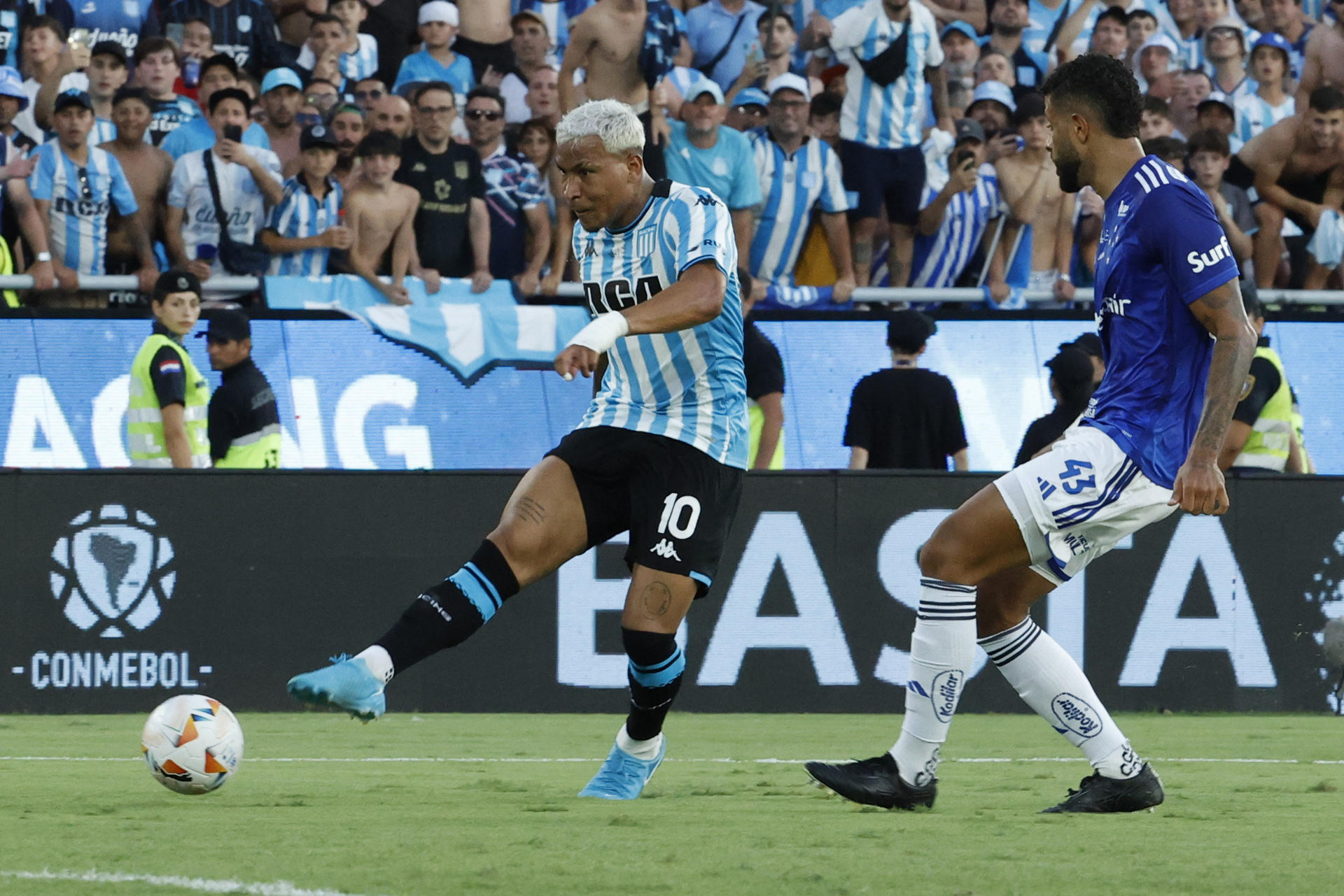 El colombiano Roger Martínez remata para anotar el tercer gol de su equipo en la final de la Sudamericana ante Cruzeiro en Asunción (Paraguay). EFE/ Mauricio Dueñas Castañeda
