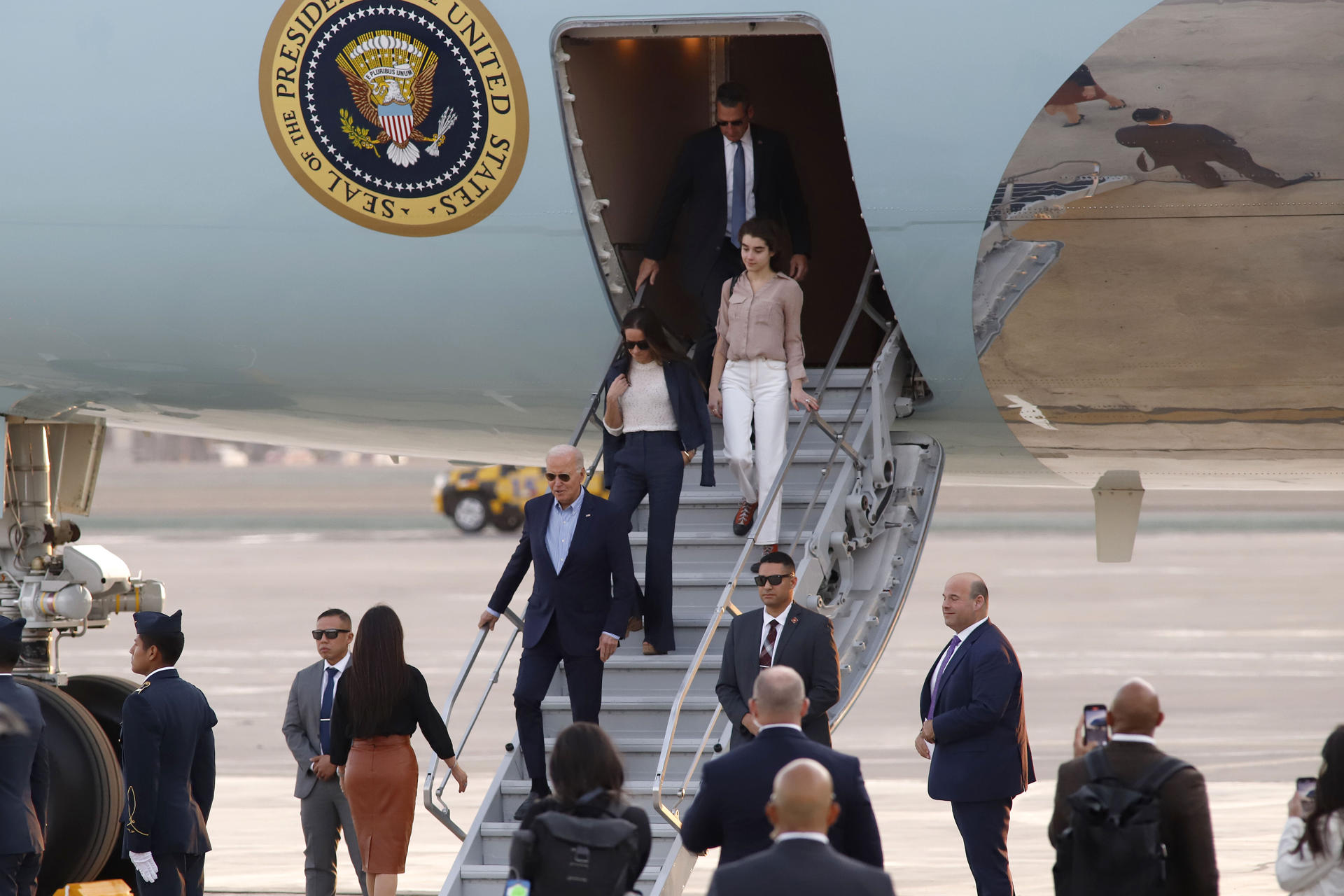 El presidente de EE.UU., Joe Biden (c), desciende del avión 'Air Force One', a su llegada este jueves en la Base Aérea del Callao en Lima (Perú). EFE/ Renato Pajuelo
