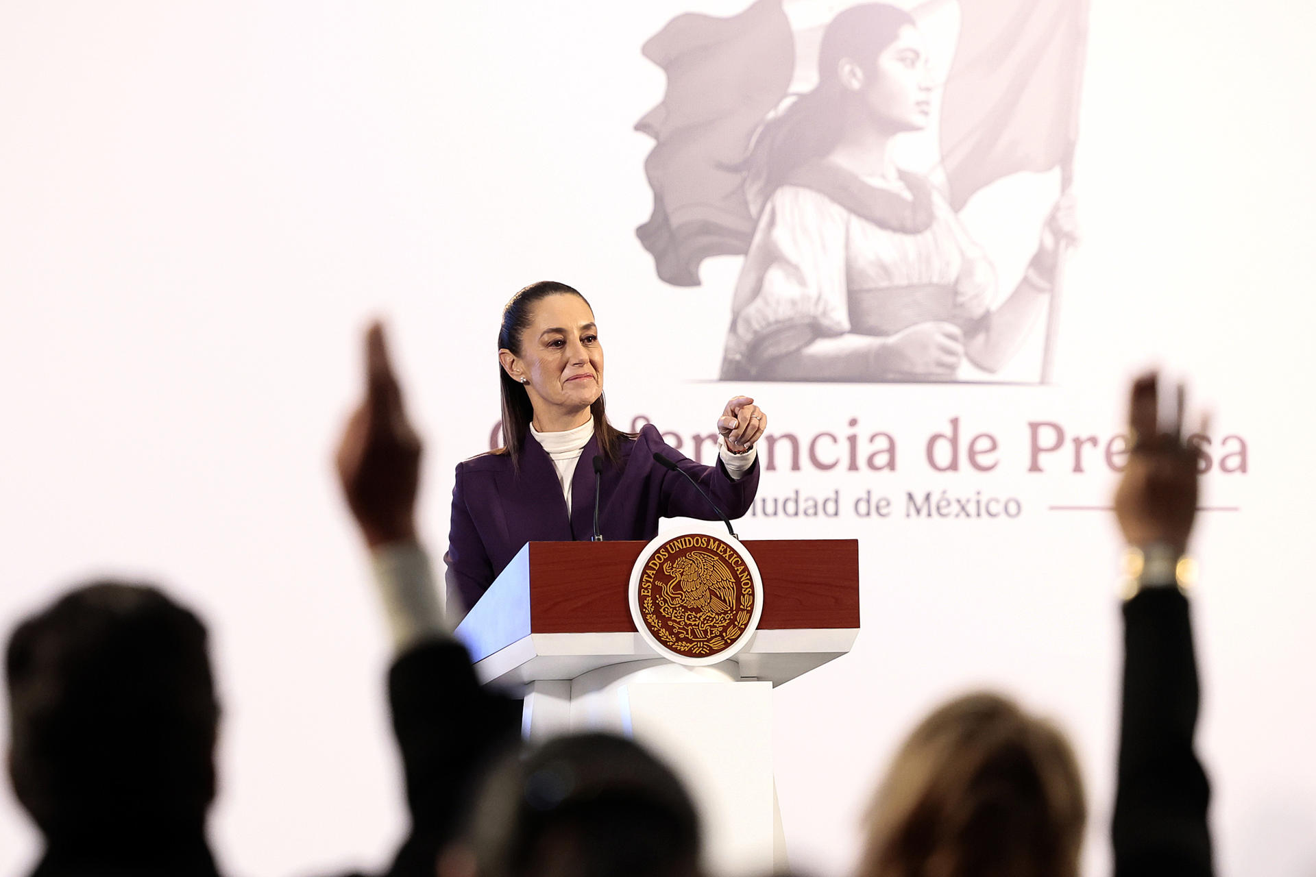 La presidenta de México, Claudia Sheinbaum, participa durante su conferencia de prensa matutina este lunes, en Palacio Nacional de Ciudad de México (México). EFE/José Méndez
