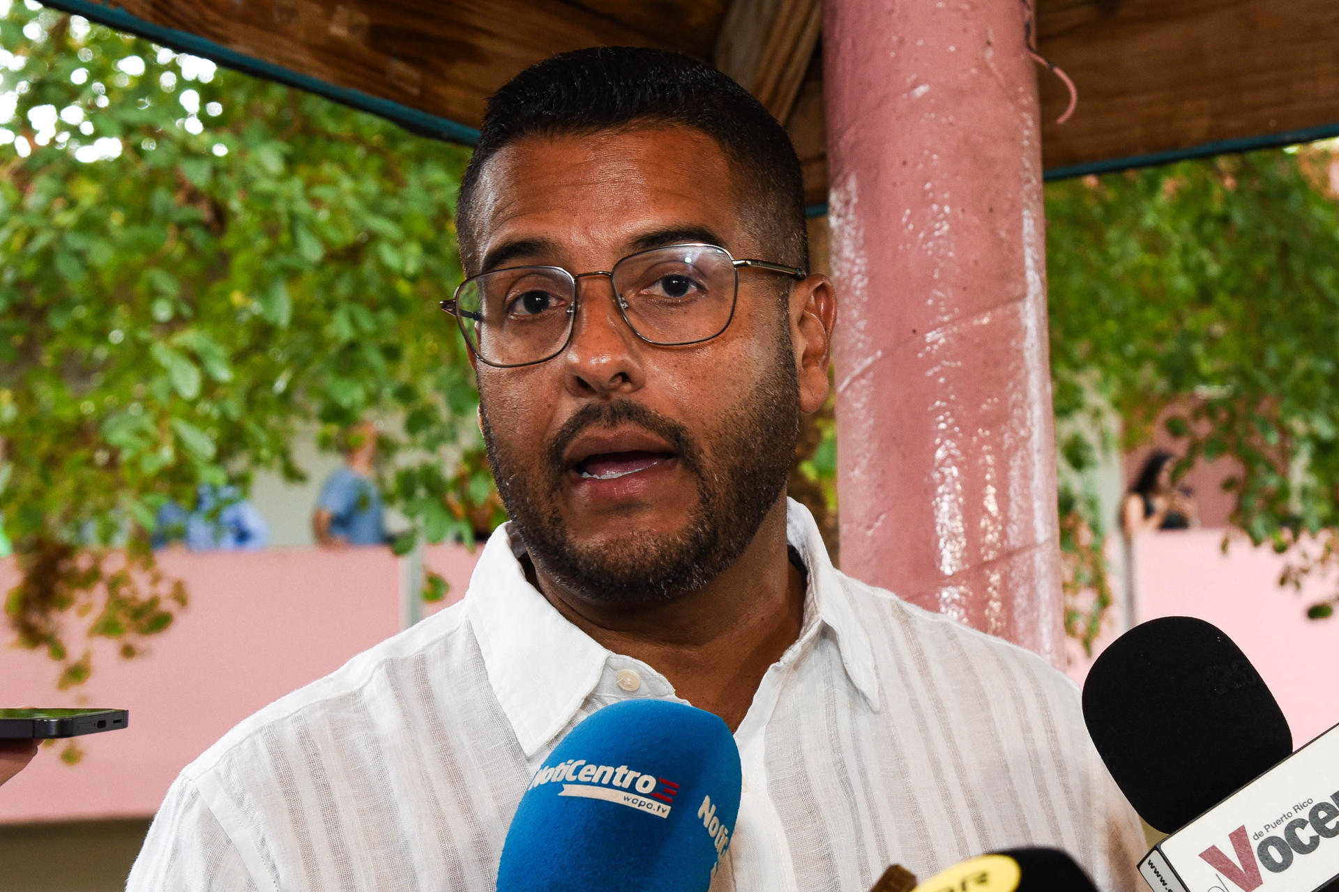 El presidente del Partido Popular Democrático (PPD) y candidato a la gobernación, Jesús Manuel Ortiz, habla con los medios de comunicación en un centro de votación en la Escuela Aurora Waldorf, este martes en San Juan (Puerto Rico). EFE/ Enid M. Salgado
