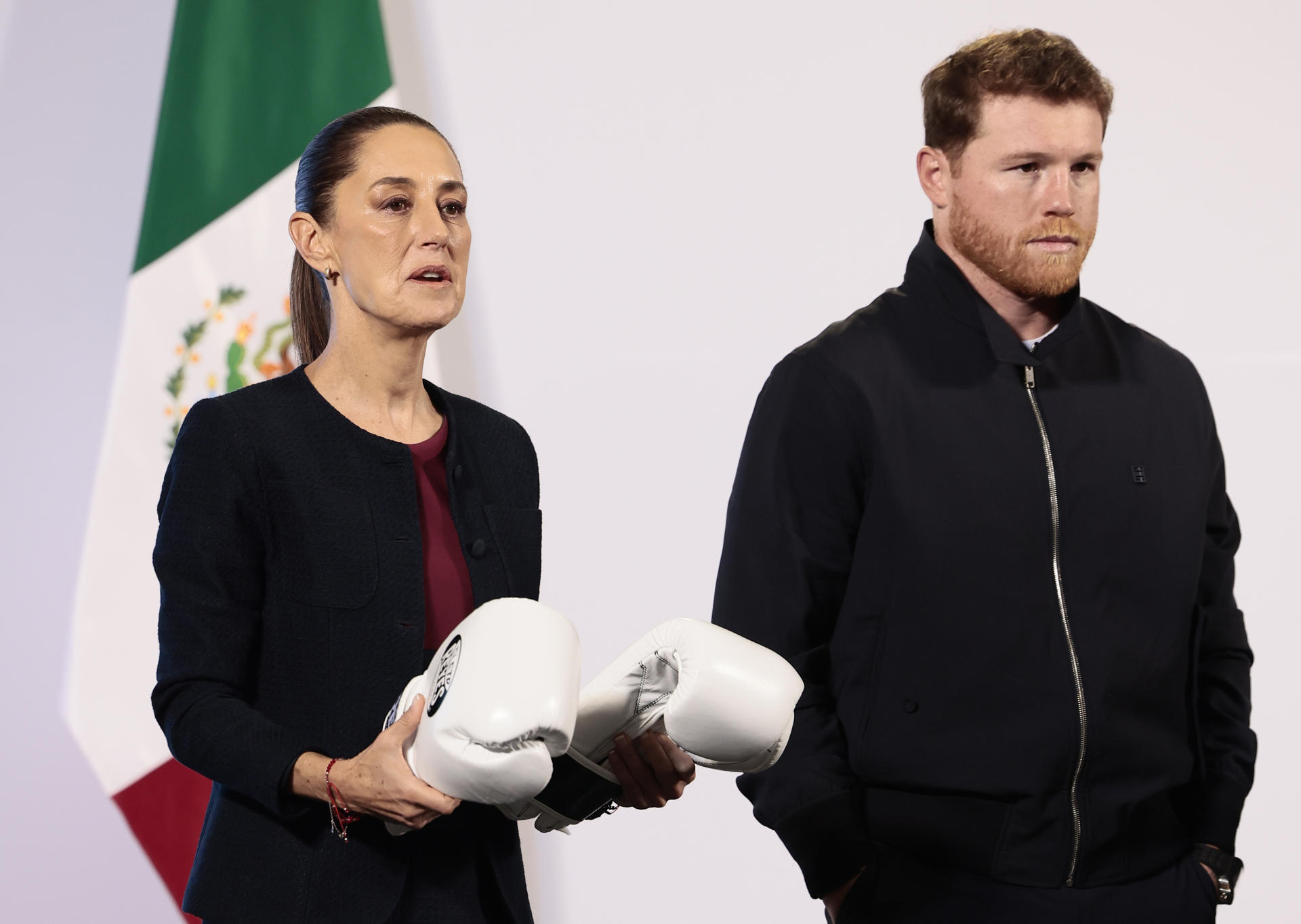 La presidenta de México, Claudia Sheinbaum (i), posa junto al boxeador mexicano Saúl 'Canelo' Álvarez durante una rueda de prensa este viernes, en el Palacio Nacional de la Ciudad de México (México). EFE/ José Méndez
