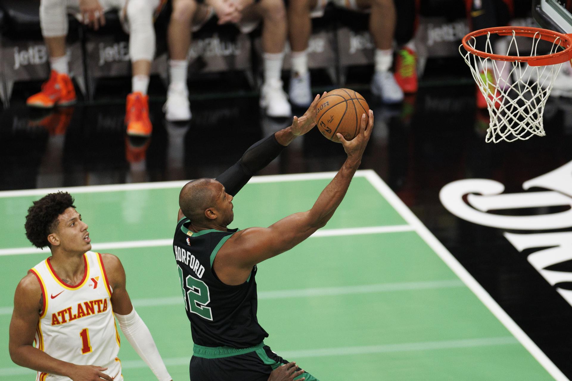 El pívot de los Boston Celtics, Al Horford (D) entra a a canasta tras superar al alero de los Atlanta Hawks, Jalen Johnson (I). EFE/EPA/CJ GUNTHER SHUTTERSTOCK NO PUBLICAR
