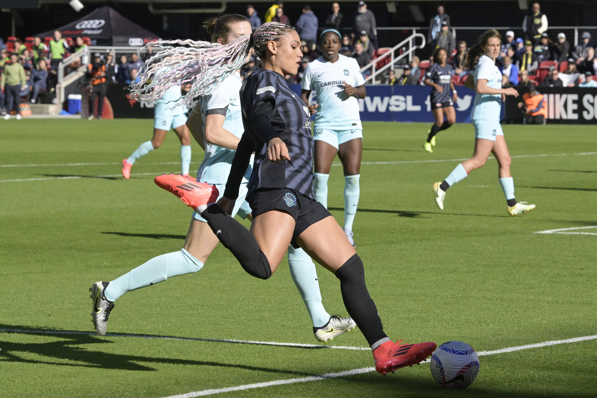 Trinity Rodman de Spirit disputa un balón con Tierna Davidson del Gotham FC durante la Semifinal de la NWSL en el Estadio Campo del Audi en Washington (Estados Unidos). EFE/Lenin Nolly.
