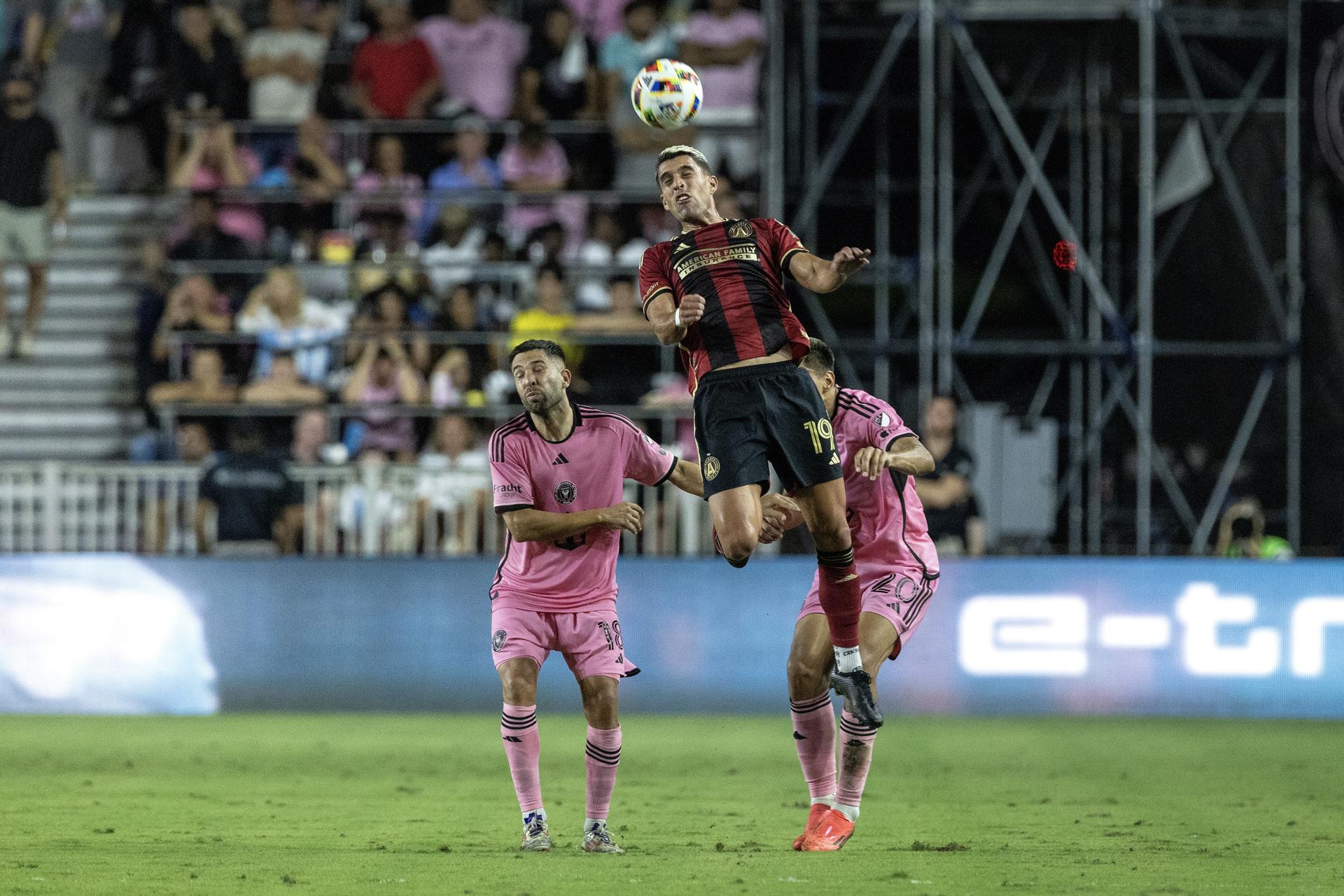 Atlanta United fue superior a Inter Miami en la serie al mejor de tres partidos y este sábado selló su clasificación con un triunfo por 2-3 en el Chase Stadium de Fort Lauderdale (Florida). FE/EPA/CRISTOBAL HERRERA-ULASHKEVICH
