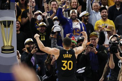 El escolta de los Golden State Warriors Stephen Curry celebra después de encestar un triple con menos de un minuto por jugar en el cuarto período del partido del torneo Emirates NBA Cup entre los Dallas Mavericks y los Golden State Warriors en San Francisco. EFE/EPA/JOHN G. MABANGLO SHUTTERSTOCK OUT