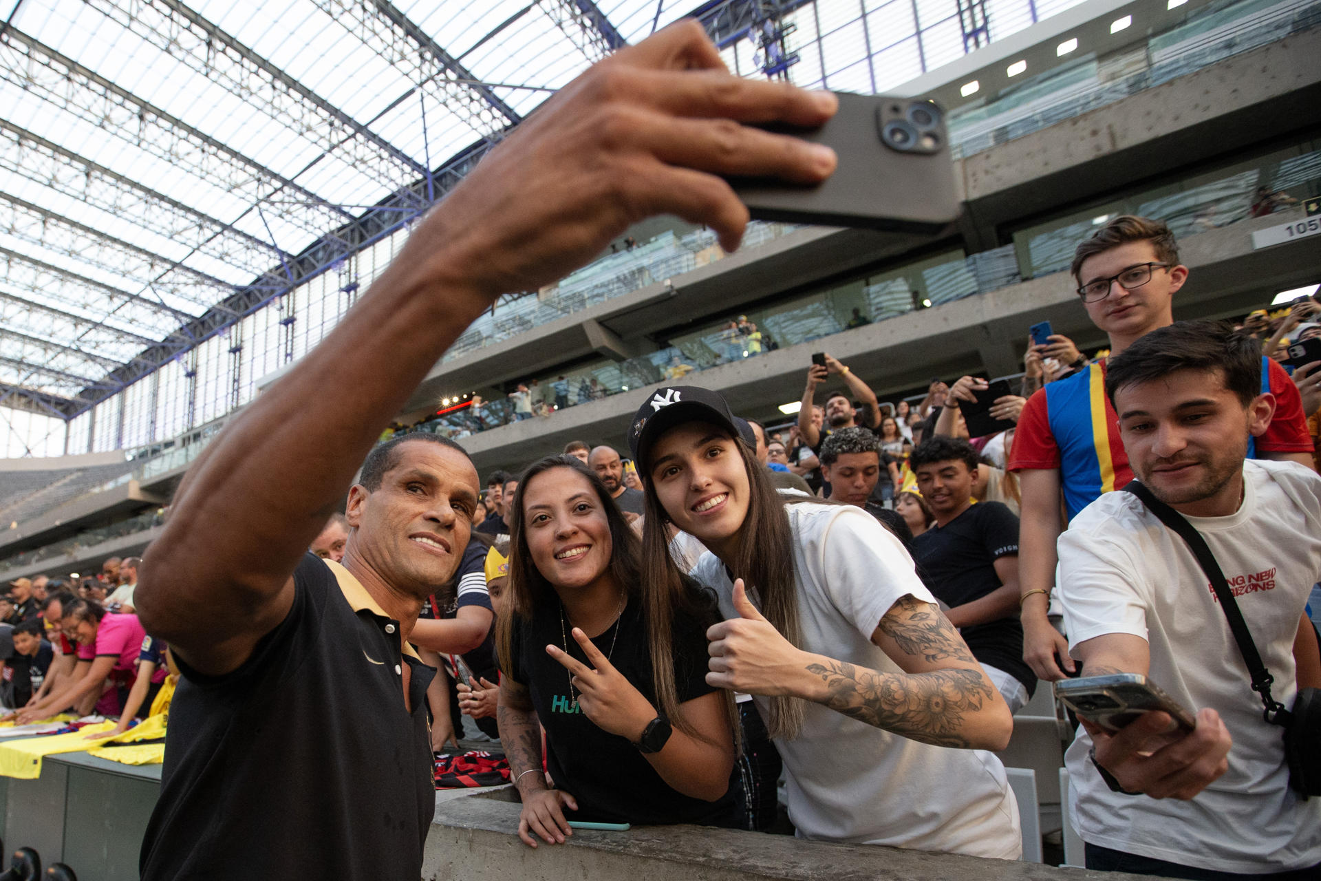 El exjugador brasileño Rivaldo se toma fotos con asistentes al partido de leyendas del Barcelona y Leyendas de Pelé en el estadio Arena da Baixada en Curitiba (Brasil). EFE/ Hedeson Alves
