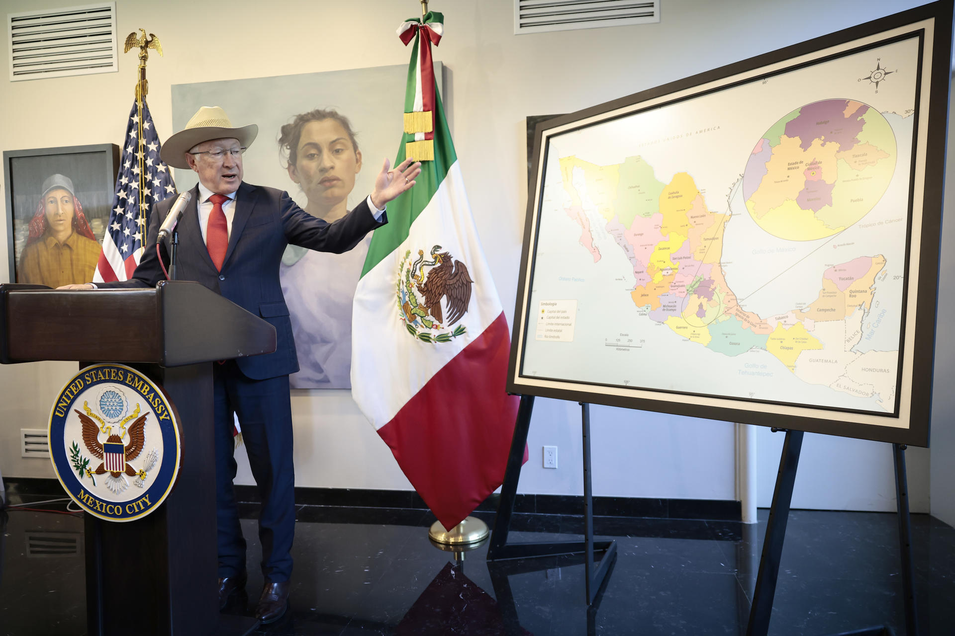 El embajador de Estados Unidos en México, Ken Salazar, habla este martes durante una rueda de prensa en la Ciudad de México (México). EFE/José Méndez
