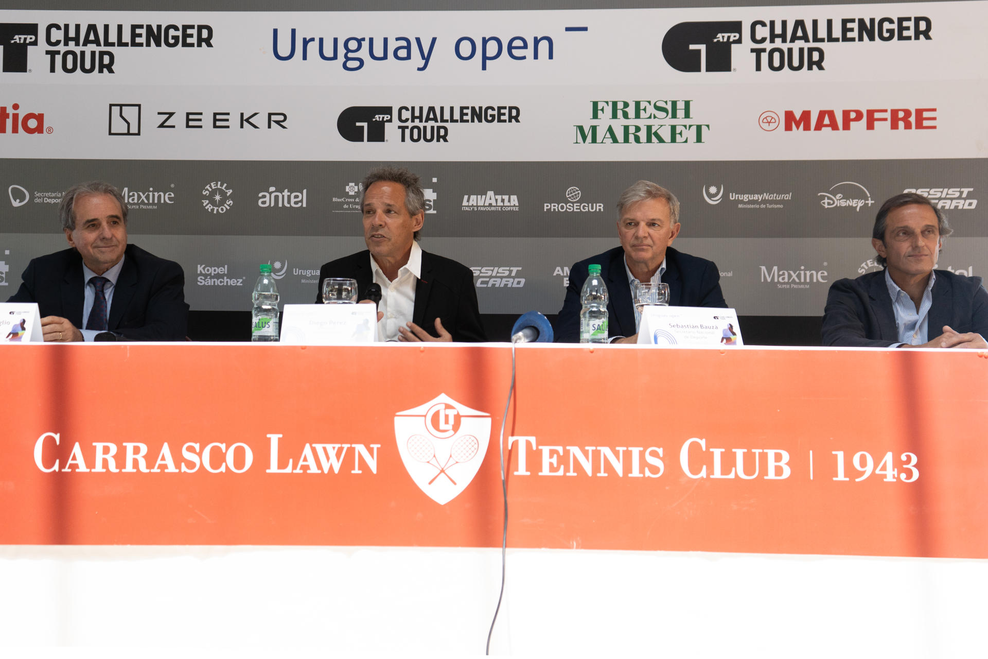 Remo Monzeglio (i), viceministro de Turismo de Uruguay; Diego Pérez (c1), director del Abierto de Uruguay; Sebastián Bauzá (c2), secretario nacional de Deportes, y Marcos Valdés (d), presidente Carrasco Lawn Tennis Club, en la rueda de prensa durante el lanzamiento del Abierto de Uruguay de tenis en Montevideo. EFE/ Sofía Torres
