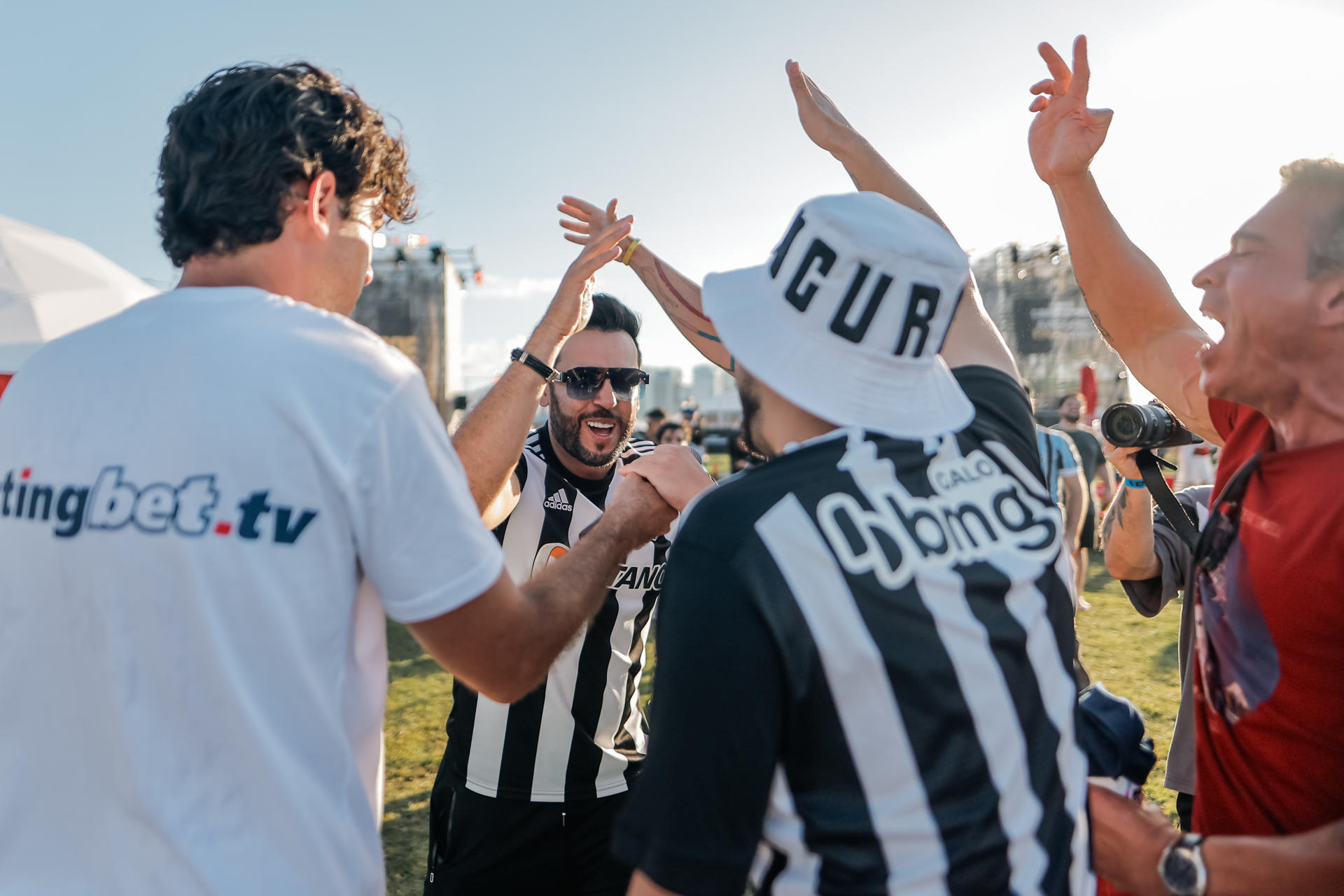 Hinchas de Botafogo animan en la zona de fanáticos de la Conmebol Libertadores en la zona norte de la Ciudad de Buenos Aires (Argentina). EFE/Juan Ignacio Roncoroni
