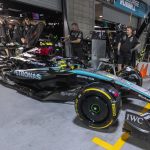 El piloto de Mercedes Lewis Hamilton dominó este jueves la primera sesión de entrenamientos libres para el Gran Premio de Fórmula Uno de Las Vegas. EFE/EPA/SHAWN THEW