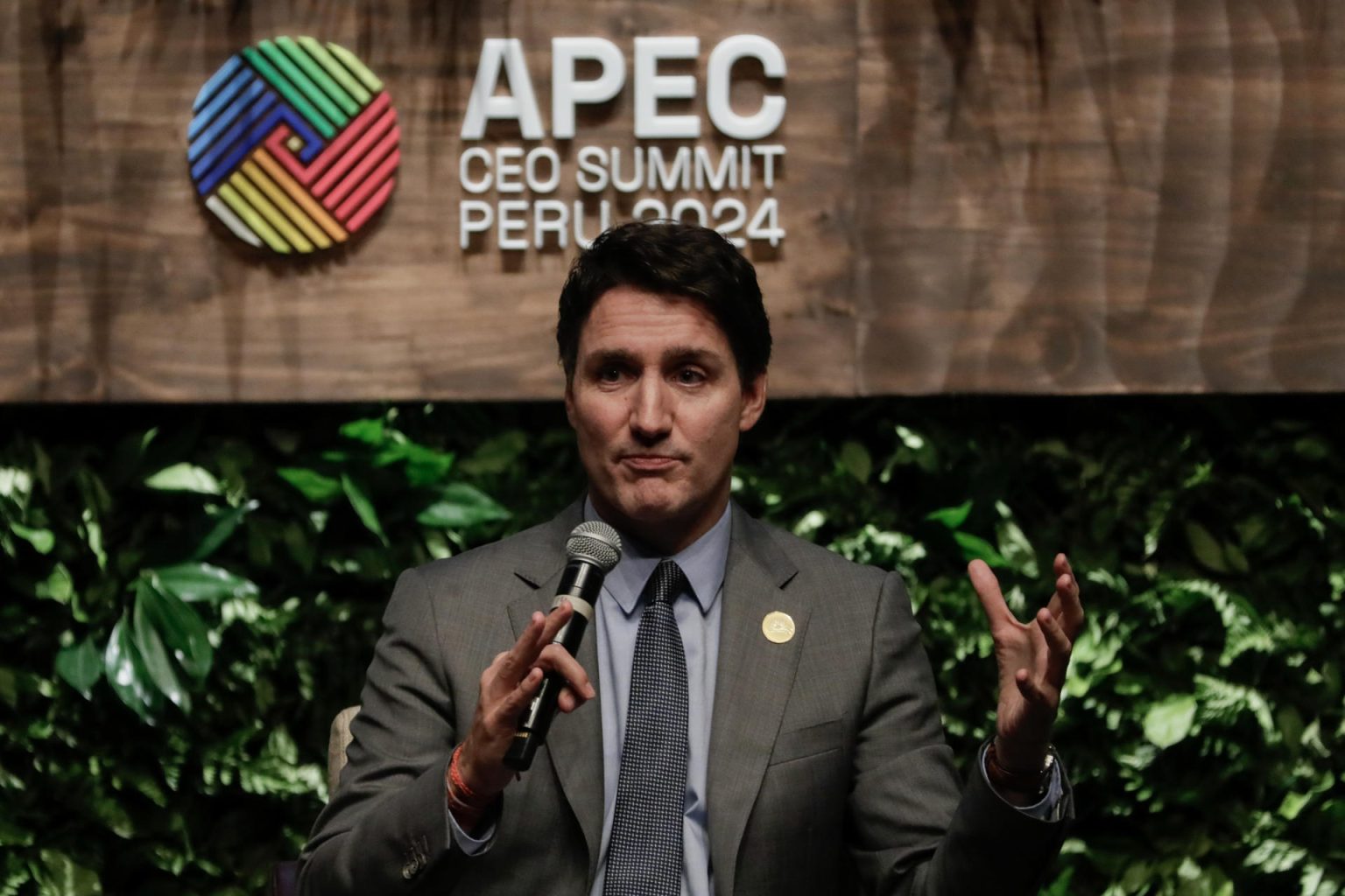 El primer ministro de Canadá, Justin Trudeau, habla durante la APEC CEO Summit, un evento empresarial paralelo a la cumbre de APEC, en Lima (Perú). EFE/ Carlos Ortega