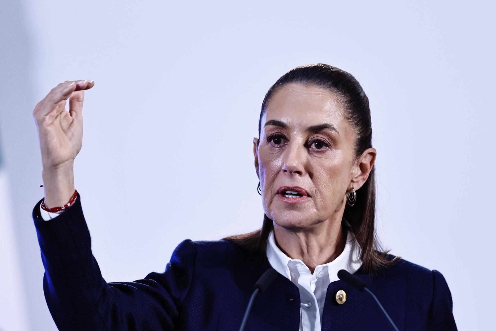 La presidenta de México Claudia Sheinbaum, habla este viernes durante una rueda de prensa en Palacio Nacional en la Ciudad de México (México). EFE/Sáshenka Gutiérrez
