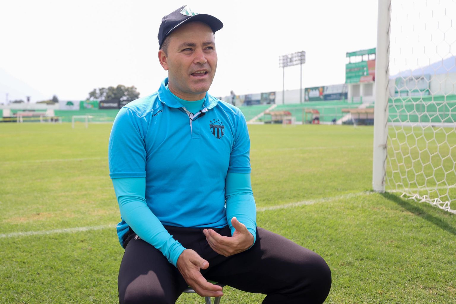 Fotografía del 8 de noviembre de 2024 del entrenador español Javier López, entrenador del club guatemalteco Antigua durante una entrevista con EFE. EFE/Fernando Ruiz