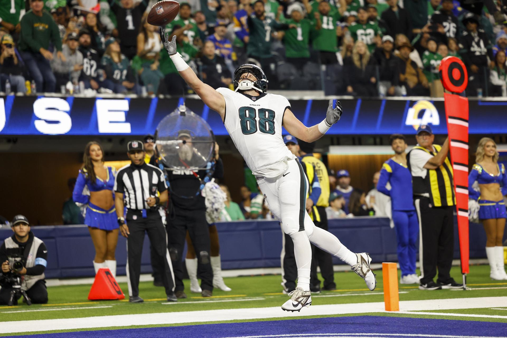 El ala cerrada de los Philadelphia Eagles, Dallas Goedert, falla un pase en la zona de anotación este domingo durante el partido ganado a los Los Angeles Rams en Inglewood (California). EFE/EPA/CAROLINE BREHMAN
