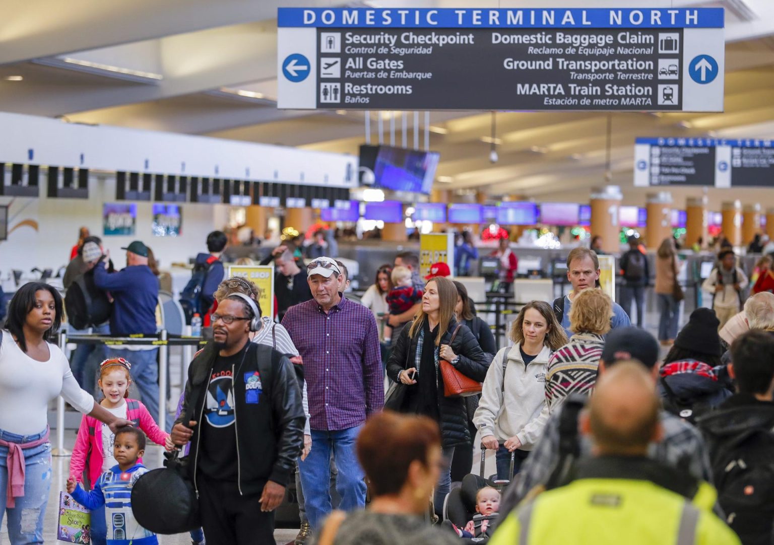 Cientos de personas cogen vuelos internos en el aeropuerto Internacional de Hartsfield-Jackson Atlanta, Georgia, Estados Unidos. EFE/Erik S. Lesser