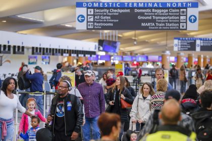 Cientos de personas cogen vuelos internos en el aeropuerto Internacional de Hartsfield-Jackson Atlanta, Georgia, Estados Unidos. EFE/Erik S. Lesser