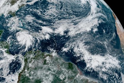 Fotografía satelital cedida este martes por la Oficina Nacional de Administración Oceánica y Atmosférica (NOAA) a través del Centro Nacional de Huracanes (NHC) estadounidense donde se muestra la localización de la tormenta Rafael (i) en el Mar Caribe. EFE/NOAA-NHC /SOLO USO EDITORIAL /NO VENTAS /SOLO DISPONIBLE PARA ILUSTRAR LA NOTICIA QUE ACOMPAÑA /CRÉDITO OBLIGATORIO