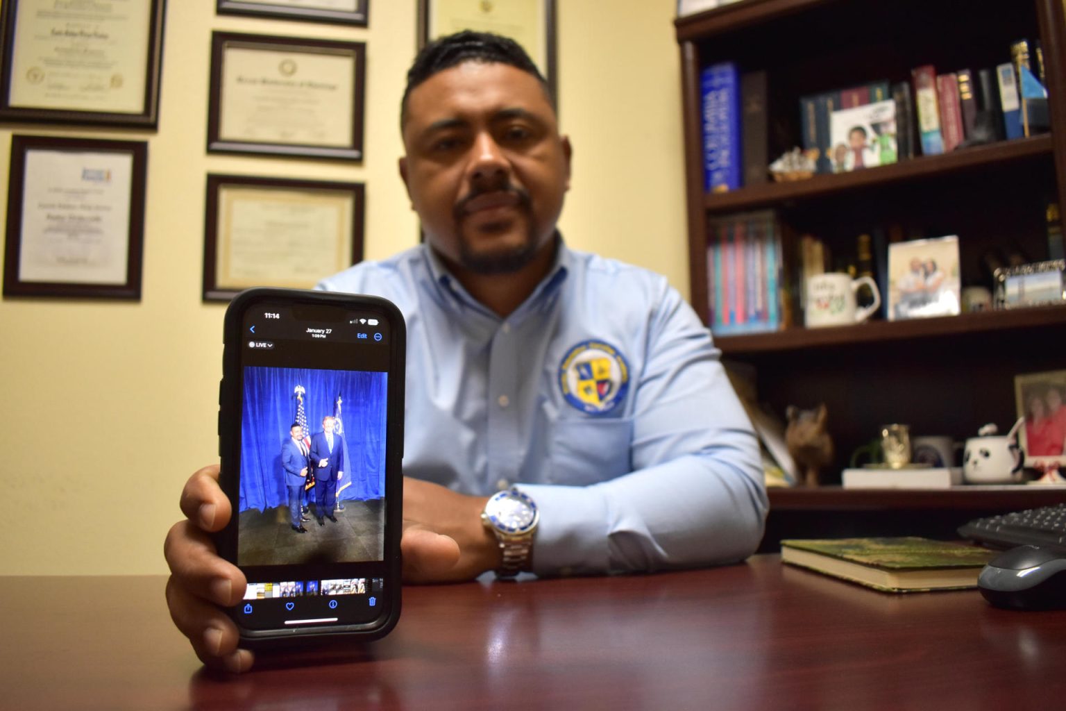 Camilo Pérez, pastor y líder de la iglesia Torreón Fuerte posa para EFE durante una entrevista realizada el 2 de octubre de 2024 en Henderson, Nevada (EE.UU.). EFE/Mónica Rubalcava