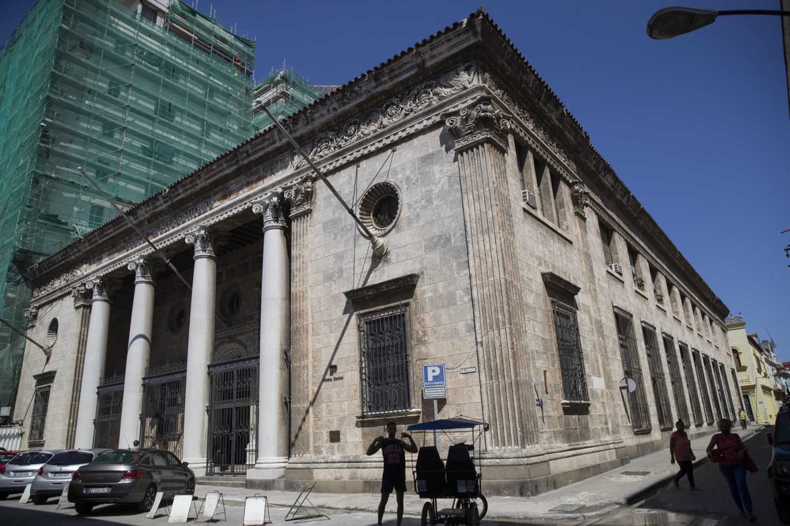 Fachada exterior de un Banco Metropolitano, en La Habana (CUBA). Imagen de archivo.  EFE/ Yander Zamora