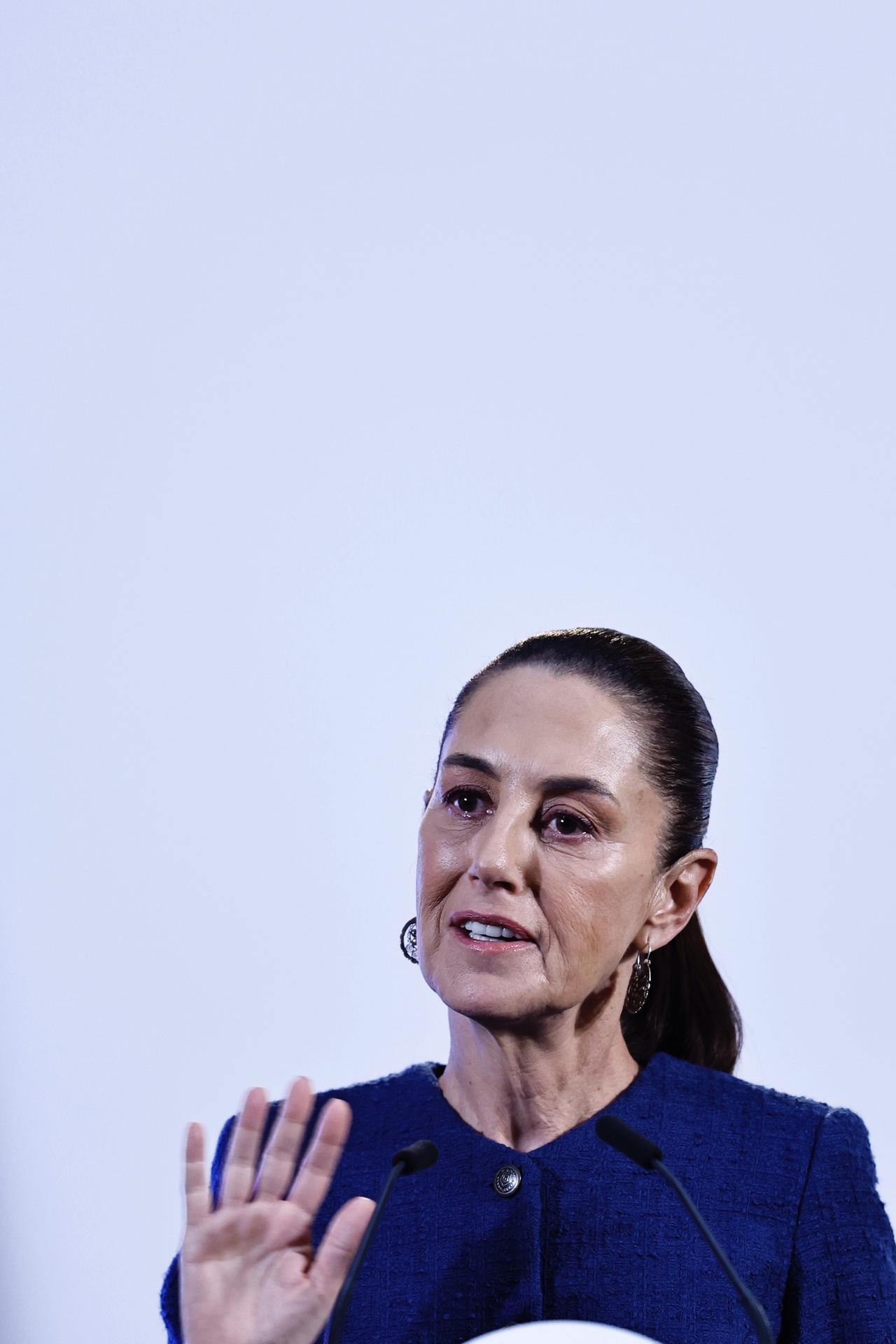 La presidenta de México Claudia Sheinbaum, habla este jueves durante una rueda de prensa matutina en Palacio Nacional de la Ciudad de México (México). EFE/Sáshenka Gutiérrez
