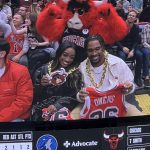 La gimnasta estadounidense Simone Biles y su marido, el jugador de la NFL Jonathan Owens, aparecen en una pantalla durante el partido de la NBA entre Chicago Bulls y Minnesota Timberwolves, en el United Center de Chicago. EFE/ Andrea Montolivo