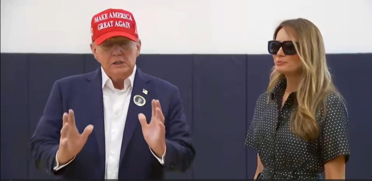 Captura de pantalla donde se observa al expresidente de EE.UU. y candidato republicano, Donald Trump, junto a su esposa, Melania Trump, luego de depositar su voto, este martes, en el Mandel Recreation Center de Palm Beach, en Florida (Estados Unidos). EFE/ Pool Donald Trump SOLO USO EDITORIAL/SOLO DISPONIBLE PARA ILUSTRAR LA NOTICIA QUE ACOMPAÑA (CRÉDITO OBLIGATORIO)