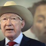 El embajador de Estados Unidos en México, Ken Salazar, habla este martes durante una rueda de prensa en la Ciudad de México (México). EFE/José Méndez