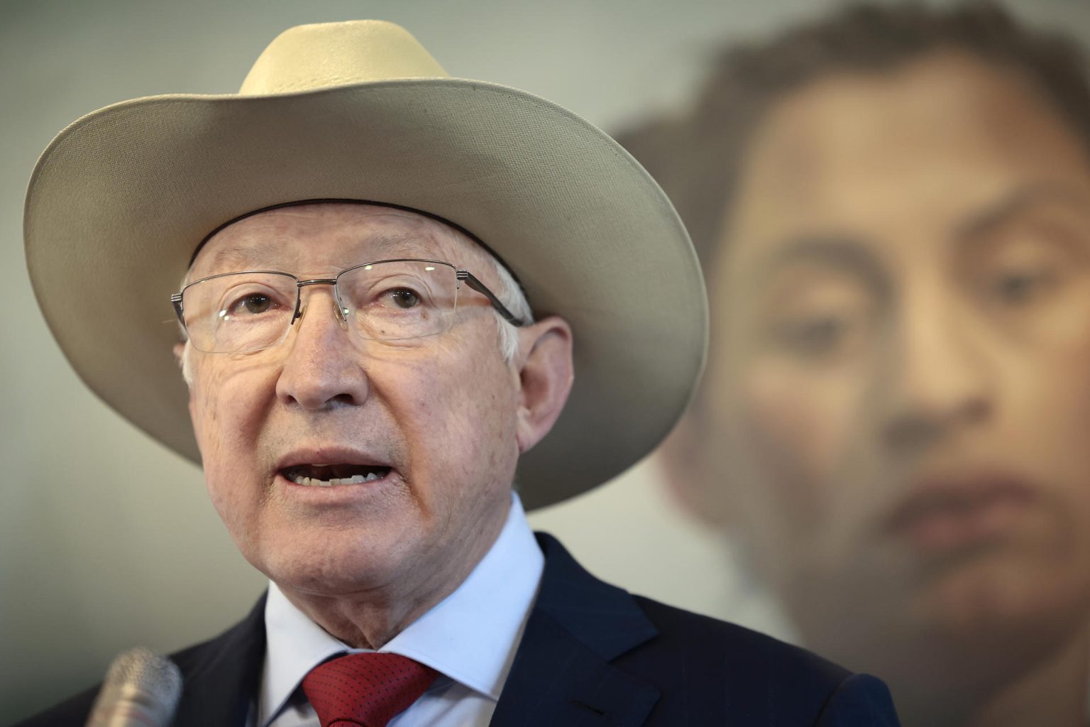 El embajador de Estados Unidos en México, Ken Salazar, habla este martes durante una rueda de prensa en la Ciudad de México (México). EFE/José Méndez