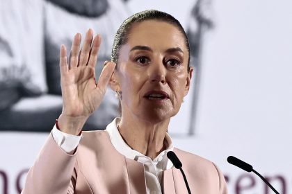 La presidenta de México Claudia Sheinbaum, participa este jueves durante una rueda de prensa en Palacio Nacional de la Ciudad de México (México). EFE/José Méndez