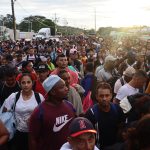 Migrantes caminan en caravana hacia la frontera con Estados Unidos este miércoles, en el municipio de Tapachula en el estado de Chiapas (México). EFE/ Juan Manuel Blanco