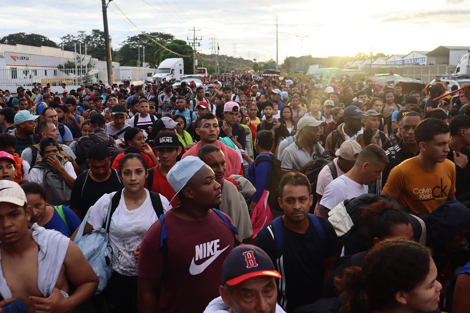 Migrantes caminan en caravana hacia la frontera con Estados Unidos este miércoles, en el municipio de Tapachula en el estado de Chiapas (México). EFE/ Juan Manuel Blanco