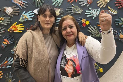 La activista mexicana Norma Andrade (d), líder feminista mexicana, acompañada de la directora y periodista francesa Brigitte Leoni, este jueves en Ginebra para el estreno del documental "Norma, en búsqueda de la justicia", inspirado en su historia y dirigido por Brigitte Leoni. EFE/Anisia Gil