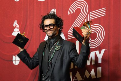 EL cantante puertorriqueño Draco Rosa, posa con sus premios en la alfombra roja de la 25 entrega anual de los Premios Latin Grammy en el Kaseya Center de Miami, Florida. EFE/ Octavio Guzmán