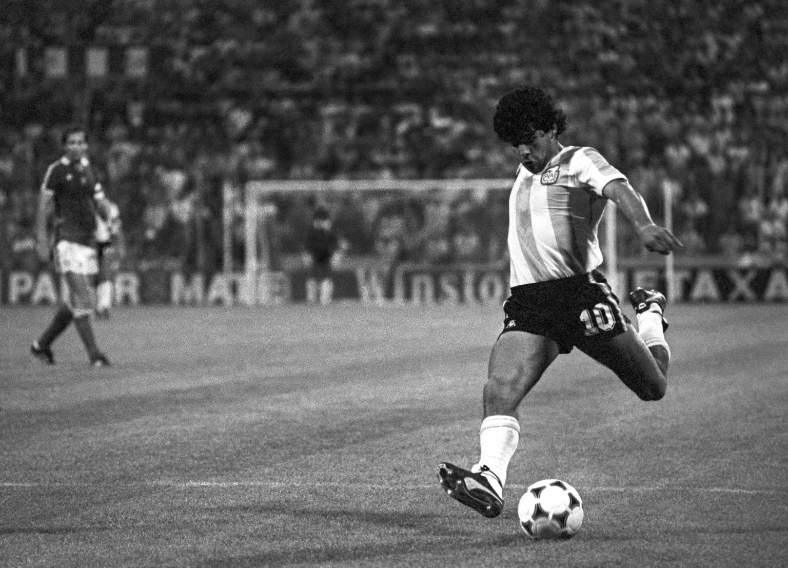 El centrocampista argentino Diego Armando Maradona, en una imagen de archivo de 1982. EFE/ma