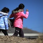 Fotografía de archivo que muestra a dos menores mientras caminan rumbo a la escuela de su comunidad. EFE/ Luis Torres