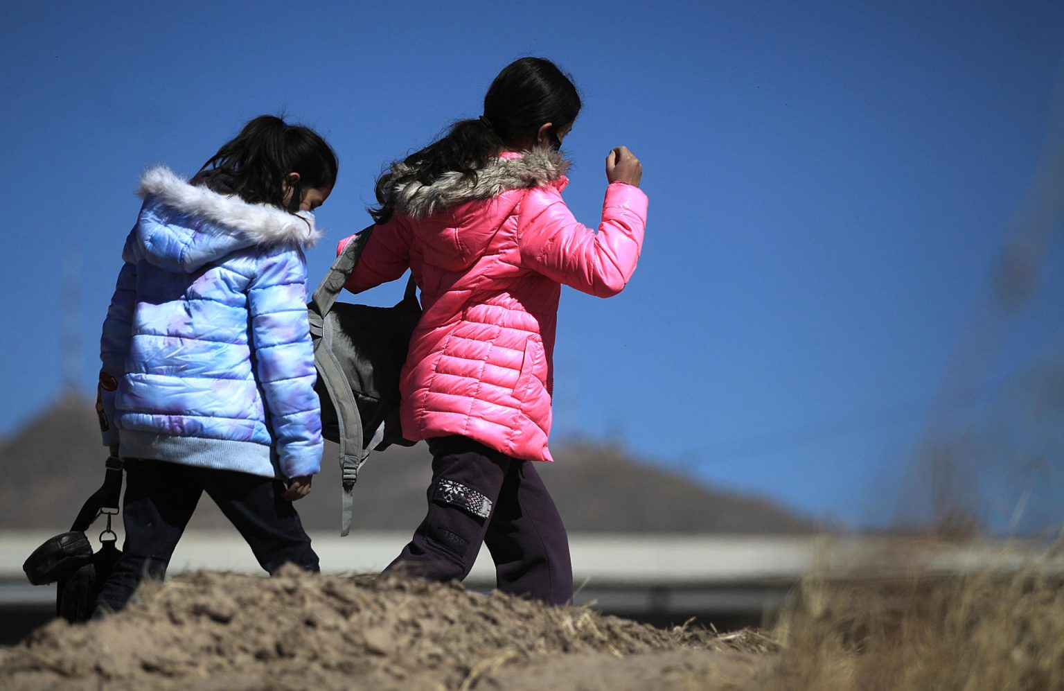 Fotografía de archivo que muestra a dos menores mientras caminan rumbo a la escuela de su comunidad. EFE/ Luis Torres