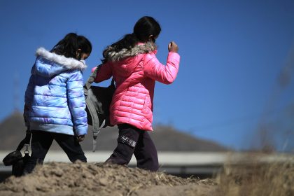 Fotografía de archivo que muestra a dos menores mientras caminan rumbo a la escuela de su comunidad. EFE/ Luis Torres