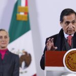 El secretario de Hacienda de México, Rogelio Ramírez de la O, habla durante la rueda de prensa de la presidenta de México, Claudia Sheinbaum, este viernes en Palacio Nacional en Ciudad de México (México). EFE/ Mario Guzmán