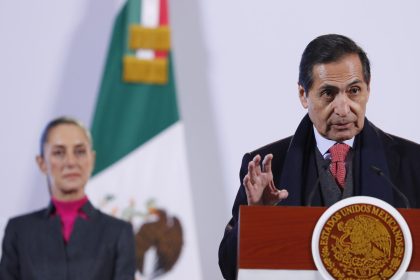 El secretario de Hacienda de México, Rogelio Ramírez de la O, habla durante la rueda de prensa de la presidenta de México, Claudia Sheinbaum, este viernes en Palacio Nacional en Ciudad de México (México). EFE/ Mario Guzmán